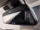 【ミラー内蔵ETC】BMWのETCシステムはルームミラー内蔵型となります。ルームミラー配置により収納スペースを確保しています。