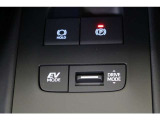 夜間など、静かに走行したい時に便利なモーターのみで動くEVモードへの切替えが出来ます。また、気分や走行状況に合わせてECO・NORMAL・POWERを選べるドライブモードセレクトも装備されています。