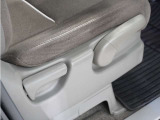 【ハイトアジャスター】レバーの上下操作だけで、座面を運転しやすい高さへ簡単に調節できます。