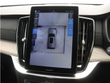 画面分割表示にも対応した360&deg;ビューカメラを搭載したXC90なら、狭い場所での取り回しも安心です。画面を分割することで、俯瞰画像と同時に車両前方または後方の180&deg;広角映像を表示することができます。