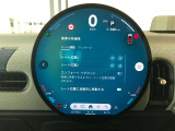 MINIのインテリアで最大のアイコンとなっているのがダッシュボードの中央に置かれた大型のセンターメーターです。現在のMINIは、センターメーターをセンターディスプレイへと形を変えて受け継がれています。