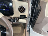 運転席側前部にドリンクホルダーあります♪運転中でも手が届きやすい位置にあって使い易いです♪