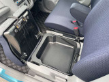 国家資格の自動車検査員も3名在籍しているので、受入/中間/完成検査と保安基準発行のすべてを自社で行います。 同時に10台作業できる広い工場で、プロの整備士が細部まで徹底的に整備します。