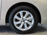 純正のアルミホイール装着車です。タイヤサイズは185/65R15です。