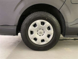 タイヤサイズは 195/80 R15 です。