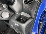 【ドリンクホルダー】さまざまな場所にございますので便利ですよ。