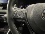 ステアリングスイッチ付きで、運転中に視線を前に向けたまま操作できます。