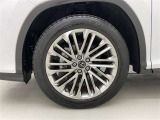 純正アルミホイールが車の雰囲気を引き立てますね!