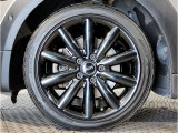アロイは英語で合金を意味しますが、車の世界ではアルミ製のホイールを指します。大衆車のホイールは製造コストが安いスチール(鉄)でできていますが、アルミ(アルミ合金)製ホイールは軽いのが特徴です。
