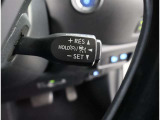 アダプティブクルーズコントロール機能付きです。走行中に先行車の様子を検知しながら、設定した車速の範囲内で先行車との距離のキープを支援します。詳細は販売店スタッフまでおたずねください。