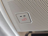 【マツダエマージェンシーコール】エアバッグが展開される衝突事故を車両が検知した場合や、SOSボタンを押した場合に、 緊急通報オペレーターを通じて緊急車両の手配などを行なうことができます。