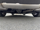 気になる中古車の下廻り。もちろん、納車時には整備スタッフによる点検を実施致しますので安心してご購入いただけます。