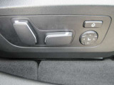 運転席メモリー付きフロント電動シート装備。