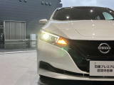 夜間走行の様々な局面に対し、LEDヘッドランプで視認性をしっかり確保。ハロゲンヘッドランプのおおよそ2倍の光量で、広範囲に明るくドライバーをサポートしてくれます。