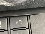 自動ハイビームです。装置をONにしておくと、自車の前方に他車のヘッドライトかテールライトを自動で感知。前方に他車がいる場合は自動でロービーム、他車がいない場合は自動でハイビームに切り替わってくれます。