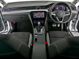 メーカー直営認定中古車 4モーション メーカー保有デモカー LEDライト デジタルコックピット 純正ナビゲーション ブルートゥース接続 カープレイアンドロイドオート対応 スマートキースペア有 オートゲート