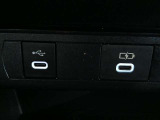 充電用USB端子付き。スマートフォンなどの充電に便利です。