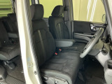 【ベンチシート】運転席と助手席の移動もスムーズ!狭い駐車場での乗り降りや、お子様の乗り降りにも便利です。座席の間にコンソールボックスやドリンクホルダーがないため、車内空間が広く感じます。
