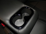 手の届きやすい位置にドリンクホルダーがあります。使わない時は収納できます!