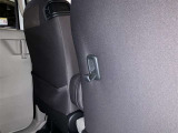 運転席シート背面にもお買い物フックが付いています。