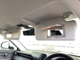 サンバイザーには、身だしなみを整える際に便利なバニティミラーが付いています。