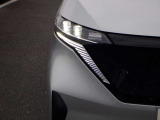 【LEDヘッドランプ】ハロゲンヘッドランプの約2倍の光量でより明るく遠くを照射。視認性、長寿命、省電力に優れ、スタイリッシュな白光色も魅力