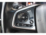 ハンドル左部分でオーディオ操作が可能。そのため、運転中でも目線をずらさずに安全運転♪スマートフォンを接続してハンズフリー通話も可能です。