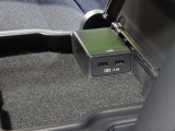リアアームレスト内に2.1A対応の充電用USBポートを2口装備!後席に乗る方もスマートフォンやタブレットを急速充電でき、長距離ドライブや旅行でもバッテリー残量を気にせず快適に過ごせる嬉しい機能です。