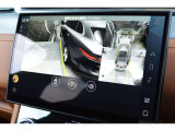 車の周囲360&deg;のオーバーヘッドビューをタッチスクリーンに表示。同時にいくつかのビューを映し出し、タッチスクリーンの表示と音で障害物との距離をお伝えします。駐車の苦手な方も安心の機能です。