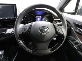 各操作スイッチなどもハンドルから手を放すことなく操作可能で安全運転に支援いたします!