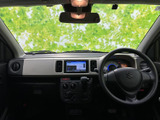 シンプルで使いやすい内装空間。視認性の高い配置で、運転に集中できる環境を提供します。