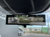 インテリジェントルームミラーです。人や物で視界が遮られてても、車体後部のカメラ映像に切り替えることにより、クリアな後方視界を実現しています。