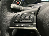 ステアリングスイッチで、目線を逸らさずオーディオの操作やメーター内のディスプレイの変更ができます。