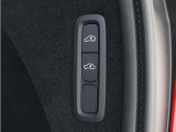 オートレベライザーは走行中に車両のサスペンションと衝撃吸収特性を自動的に制御して、快適性と機能性を最適な状態に保ちます。荷積みや乗り降りをしやすくするために、手動で車高を調節することもできます。