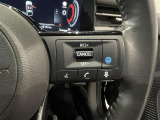 ステアリングスイッチ付きで、運転中に視線を前に向けたまま操作できます。