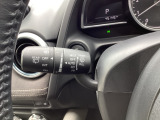 レバーをAUTOの位置にしているとき、レインセンサーが雨を感知すると、雨量に応じてワイパーが自動で作動してくれるオートワイパーを装備!設定変更で非作動にすると、間欠作動に固定されます。