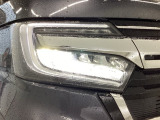 【LEDヘッドライト】が装備されています。夜間走行時や雨の日に明るく安全に前方を照らすことが出来ます。対向車からも見えやすいので相手に接近を知らせることも出来ます。