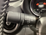 レバーをAUTOの位置にしているとき、レインセンサーが雨を感知すると、雨量に応じてワイパーが自動で作動してくれるオートワイパーを装備!設定変更で非作動にすると、間欠作動に固定されます。