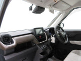 ダイハツのお店では、ダイハツ車を知り尽くしたプロフェッショナルが、専用の診断機器を使って各システムを点検しております。