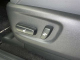 パワーシート搭載。微妙な調整が手軽にでき、ピッタリのポジションで運転することが可能です。
