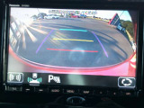 バックモニター。後方の映像を映し出して、駐車をスムースにアシストします。