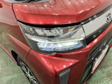 白く明るい光で夜間走行をサポートするLEDヘッドランプを搭載