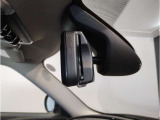 MINIではルームミラーの裏側にETCの車載器が内蔵されており、別途で車載器の購入必要なしで非常にスマート。皆様が驚かれるポイントのでもあります
