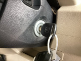 エンジンはイグニッションにキーを差し込むことで始動します。