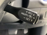 レーダークルーズコントロール(車速追従機能)付きです。車速に応じて追従支援してくれるので、ロングドライブも快適です。詳細は販売店スタッフまでおたずねください。
