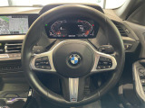 BMWのステアリングのリムは、一般的なものより少し太めにデザインされています。 これはタイヤやステアリングシャフトなどを介して伝わる路面からの入力を、しっかりと把握するためです。