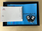 メンテナンスノート【点検整備記録簿・保証書】、取説も揃ってます。スマートキーはバッグなどにしまったままボタン操作でエンジン始動・停止やハイブリッドシステムの起動や停止ができて大変便利です