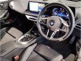 【コックピットシート】BMW車の主役席。車体中央にくる様に配置し車両重心とが一致する事でドライバーと車との一体感あるドライビングを実現。人間工学に基づき形成した形状が長時間のドライブ疲労も軽減します!