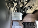 パーキングブレーキは、フットブレーキタイプです。