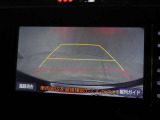 バックモニター付き。車両後方の映像をナビ画面に表示し、駐車などの後退操作をサポートします。